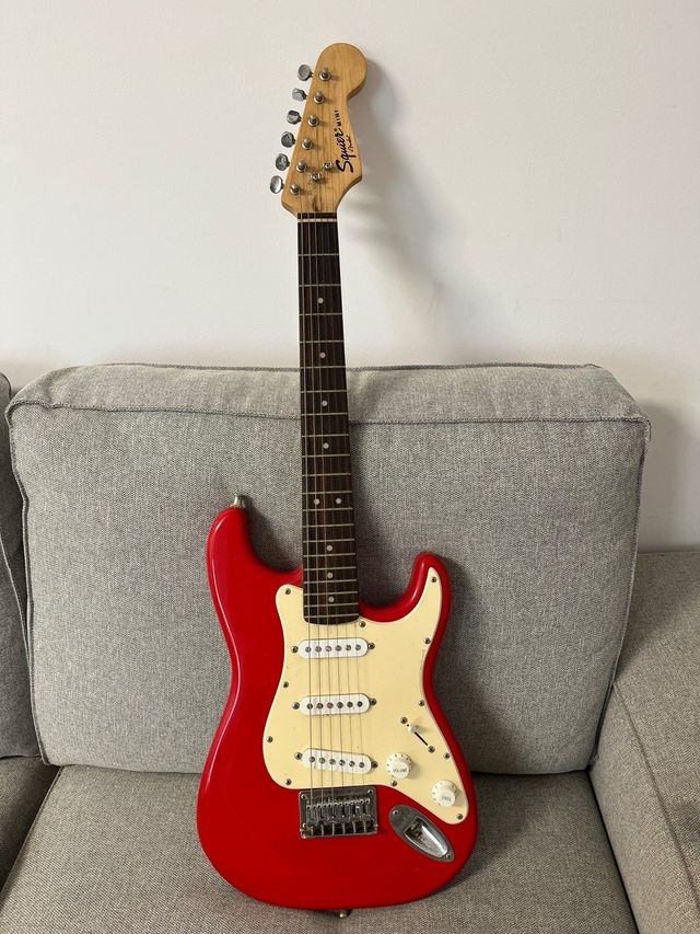 Guitarra electrica squier mini roja