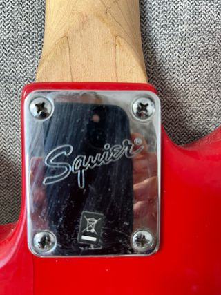 Guitarra electrica squier mini roja