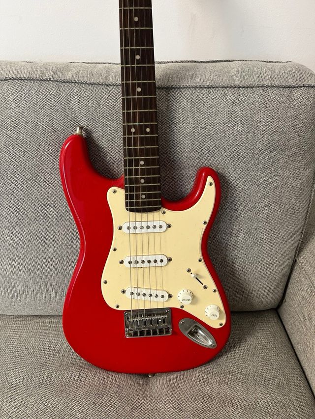 Guitarra electrica squier mini roja