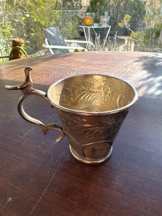 Copa antigua de plata labrada con asa decorativa