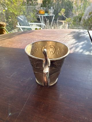 Copa antigua de plata labrada con asa decorativa