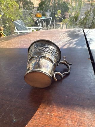 Copa antigua de plata labrada con asa decorativa