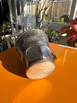 Copa antigua de plata labrada con asa decorativa