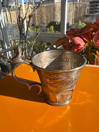 Copa antigua de plata labrada con asa decorativa