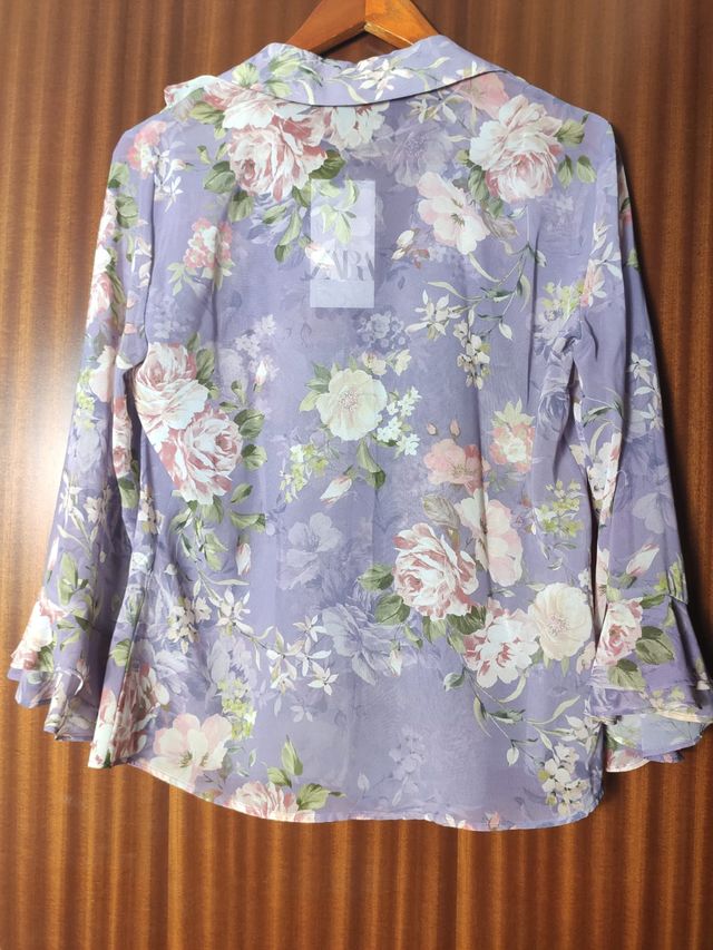 Blusa Zara talla M estampado y volantes, nueva.