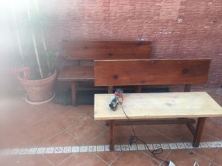 Bancos de madera iguales a los de la iglesia