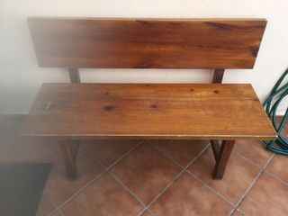 Bancos de madera iguales a los de la iglesia