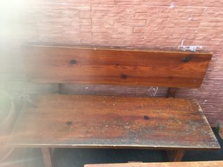 Bancos de madera iguales a los de la iglesia