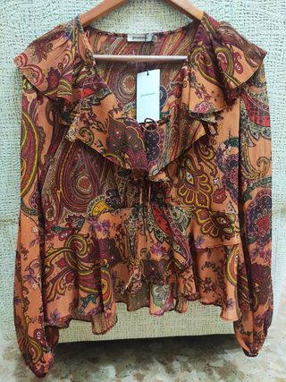 Blusa Stradivarius talla M con volantes