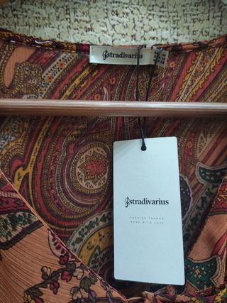 Blusa Stradivarius talla M con volantes
