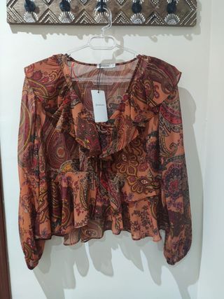 Blusa Stradivarius talla M con volantes