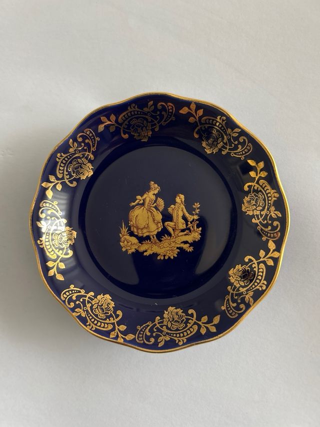 Pequeño y bonito plato LIMOGES romantico. Pedida