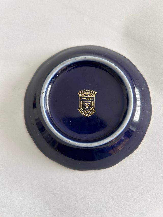 Pequeño y bonito plato LIMOGES romantico. Pedida