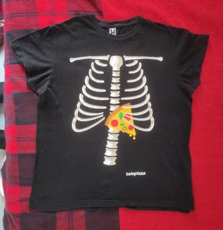 camiseta esqueleto y pizza