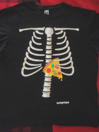 camiseta esqueleto y pizza