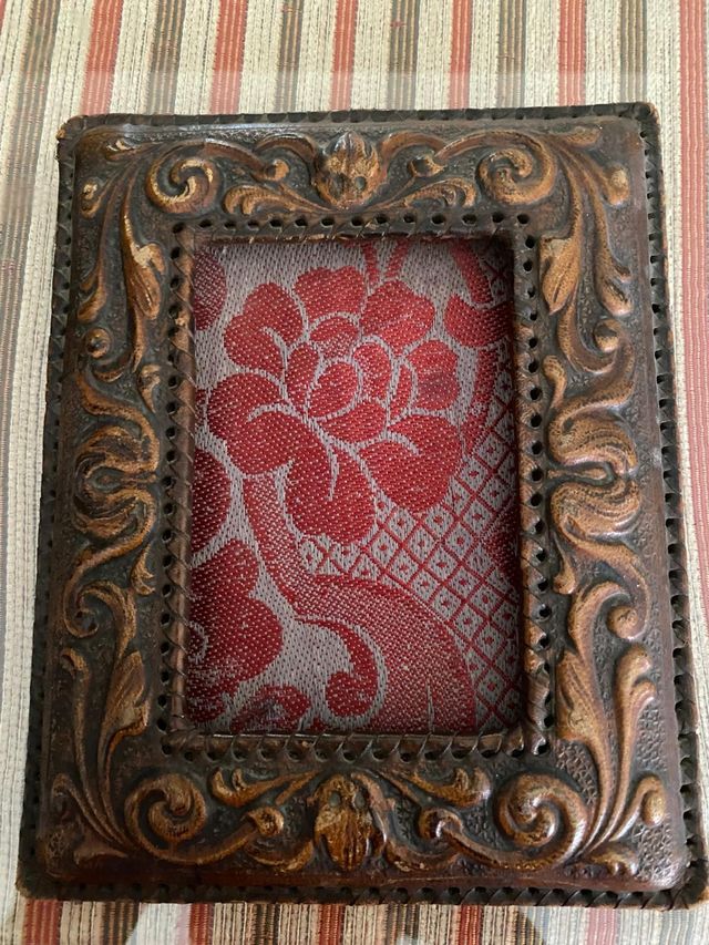 Antiguo Portarretratos repujado en cuero
