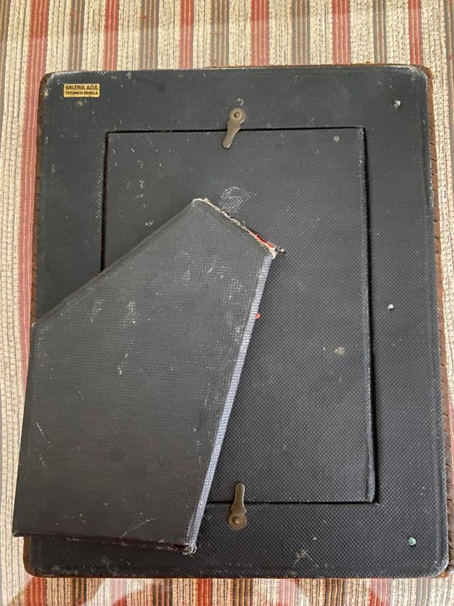 Antiguo Portarretratos repujado en cuero