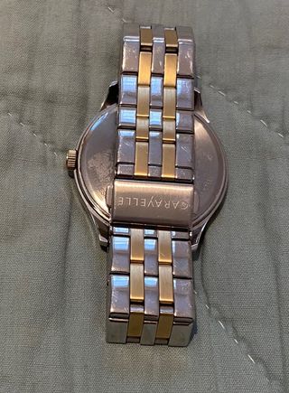 Reloj con cara blanca