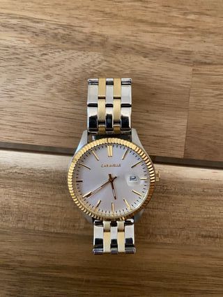 Reloj con cara blanca