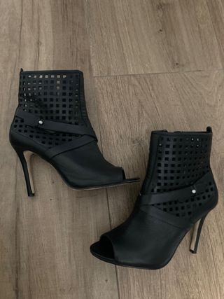 Botines punta abierta Guess, negros, tacón alto,