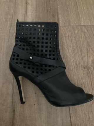 Botines punta abierta Guess, negros, tacón alto,