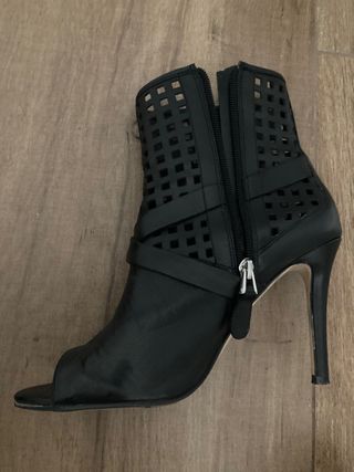 Botines punta abierta Guess, negros, tacón alto,