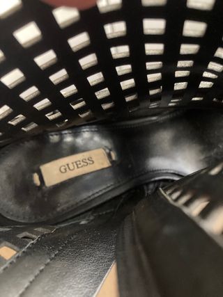 Botines punta abierta Guess, negros, tacón alto,