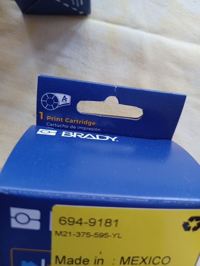 Etiquetas de vinilo Brady para interior y exterior