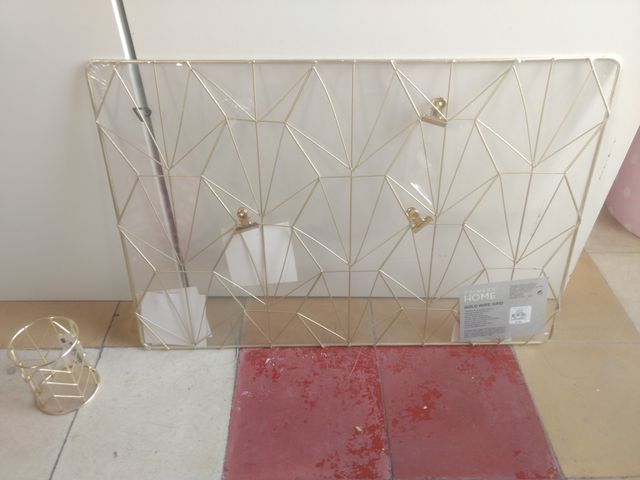 Panel para colgar fotos dorado y cubo lápices