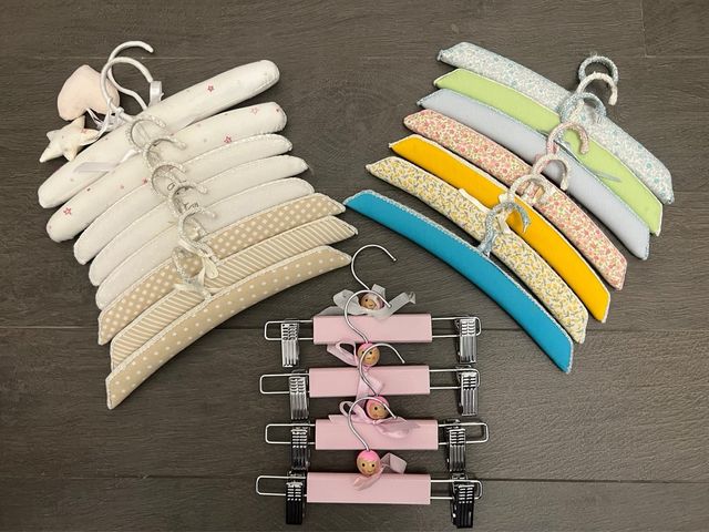 Set de 19 perchas infantiles