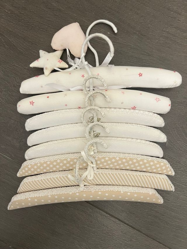 Set de 19 perchas infantiles