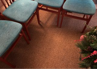 Mesa extensible y 4 sillas de madera macizas