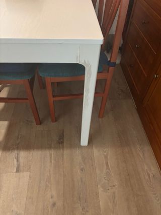 Mesa extensible y 4 sillas de madera macizas