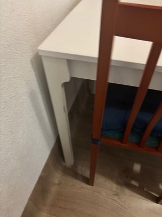 Mesa extensible y 4 sillas de madera macizas