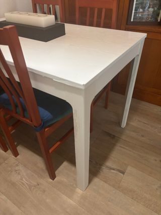 Mesa extensible y 4 sillas de madera macizas