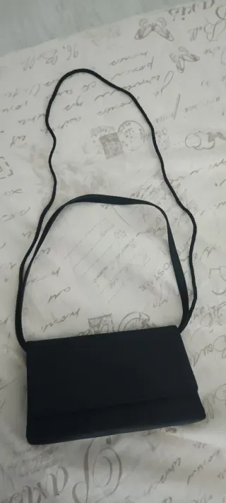 Bolso fiesta de mano negro.