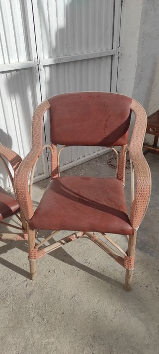 Juego se sofá y  una silla de mimbre