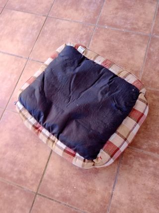 Dos camas de animales gatos y perros,una rosa otra