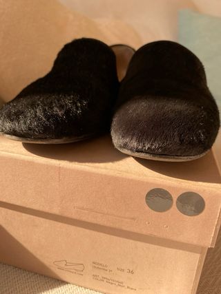 Zapatos negros de pelo y piel Uterque