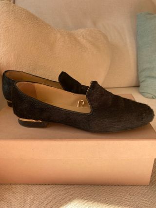 Zapatos negros de pelo y piel Uterque