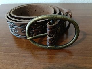 Cinturón unisex. Repujado. Marron. 110cm