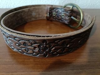 Cinturón unisex. Repujado. Marron. 110cm