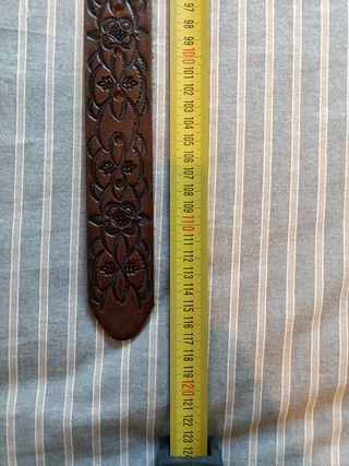 Cinturón unisex. Repujado. Marron. 110cm