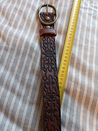 Cinturón unisex. Repujado. Marron. 110cm