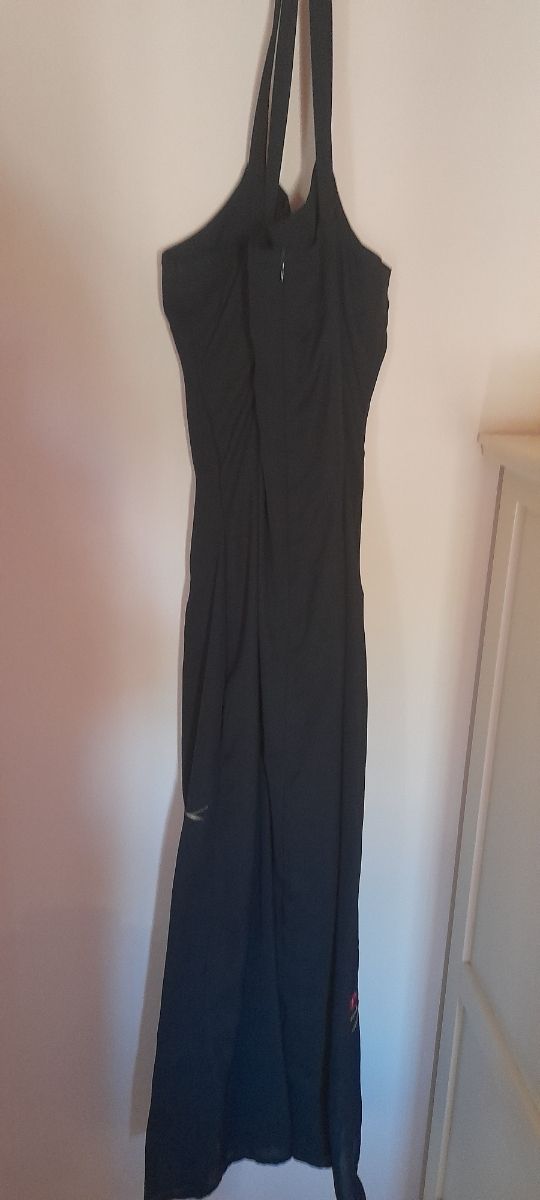 Vestido largo negro, bordado tipo mantón