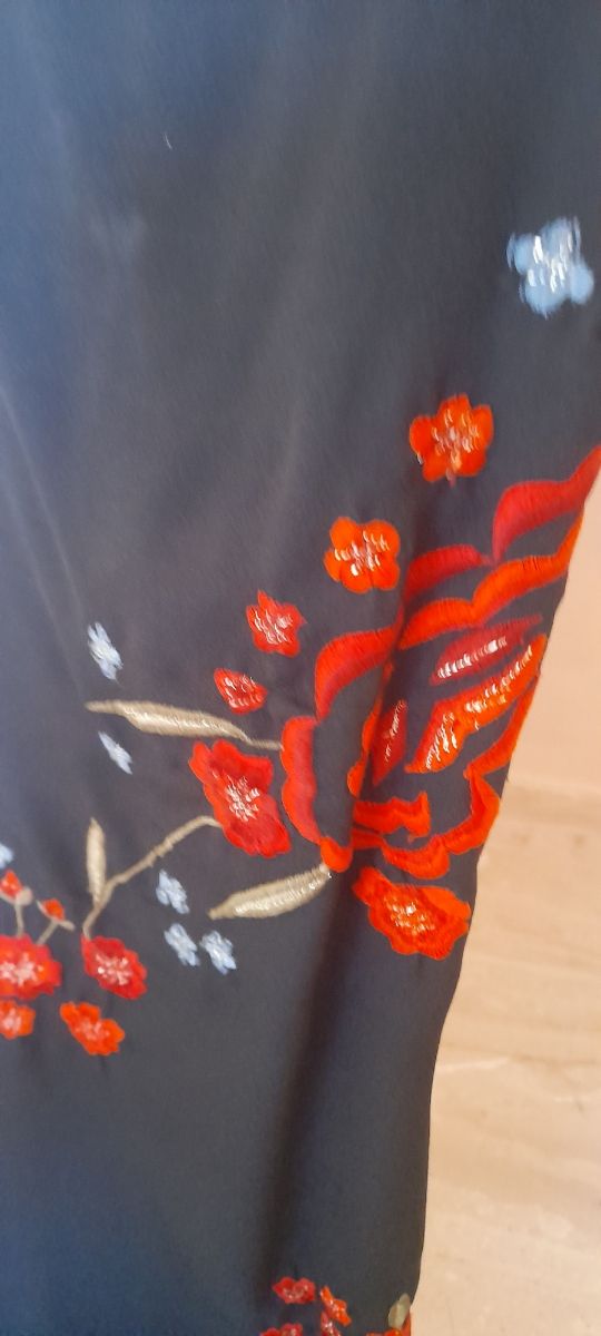 Vestido largo negro, bordado tipo mantón