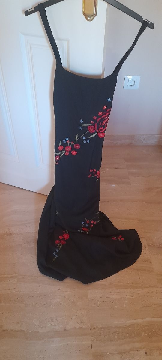 Vestido largo negro, bordado tipo mantón