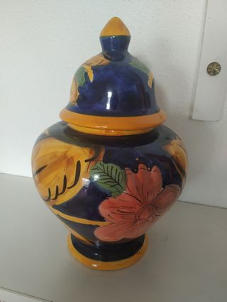 Jarrón con tapa de cerámica.