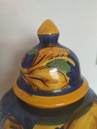 Jarrón con tapa de cerámica.