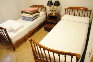 Camas madera desmontables, somier incluido.